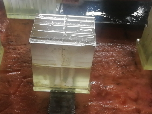 英吉玻璃切削油加工現(xiàn)場