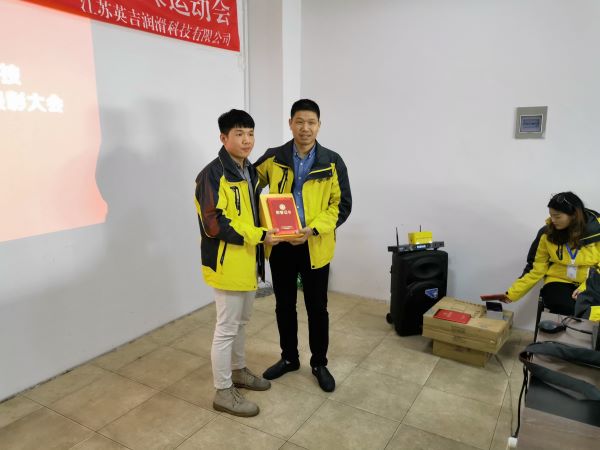 總經(jīng)理為優(yōu)秀員工頒獎