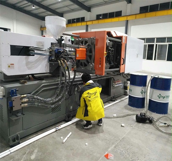 英吉注塑機液壓油換油現(xiàn)場